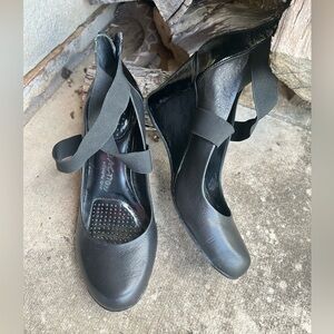Reaction Kenneth Cole Black leather Do Tell wedge pump comfy shoes Sz-7.5.    N